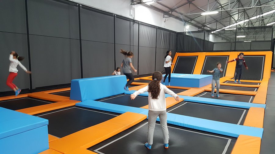 Área de trampolins da Jumpers com crianças a saltar