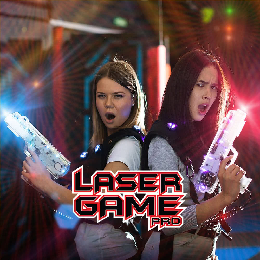 Jogadoras com equipamento laser no Laser Game da Bowling House
