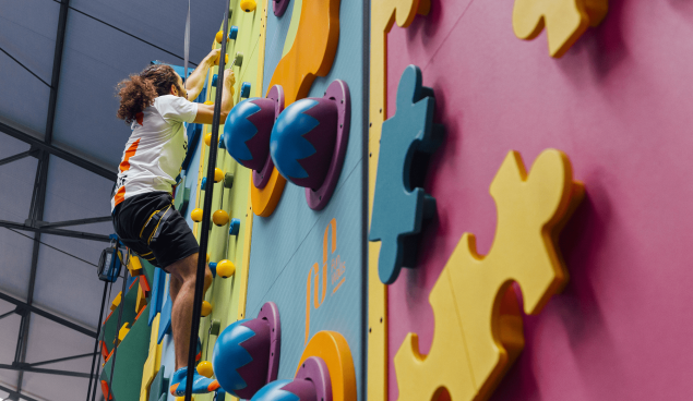Parede de escalada colorida da Jumpers