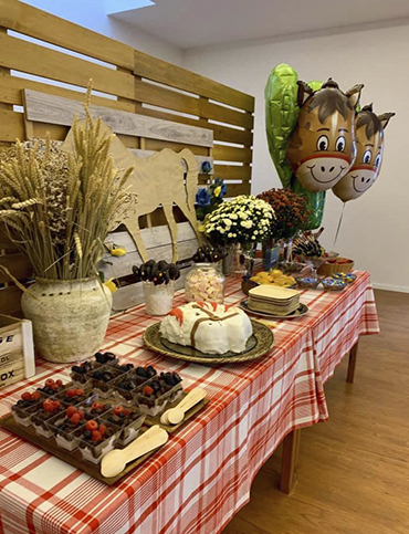 Mesa de aniversário decorada com tema de cavalos no Pony Club do Porto
