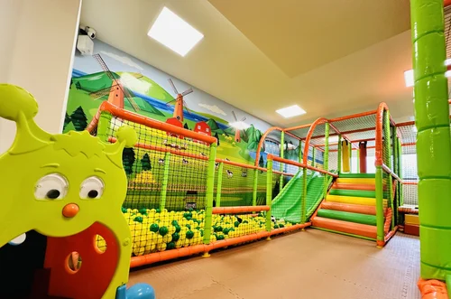 Zona de escalada e piscina de bolas do Minh'Amora Fun Park