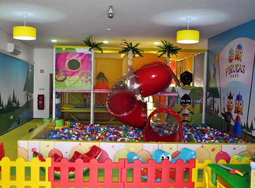 Espaço de brincar do Piruças Park com escorrega e piscina de bolas