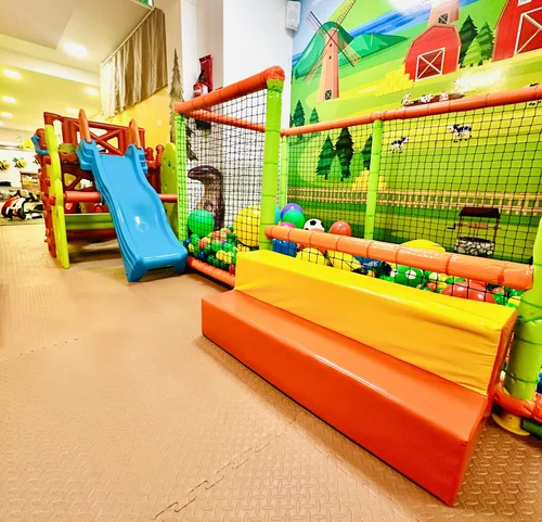 Estrutura de brincadeira do Minh'Amora Fun Park com escorrega e piscina de bolas